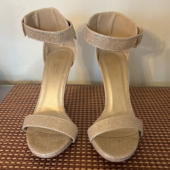 Vostey Milan size 8 gold glitter heels - Picture 2 of 3
